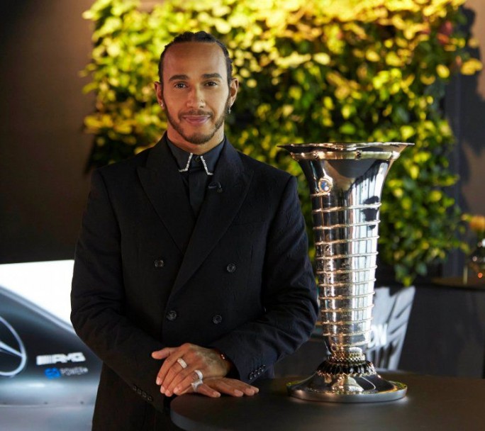 Lewis Hamilton fue nombrado caballero por la reina de Inglaterra