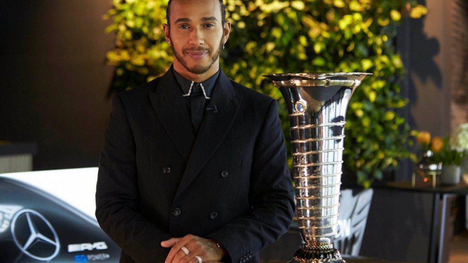 Lewis Hamilton fue nombrado caballero por la reina de Inglaterra