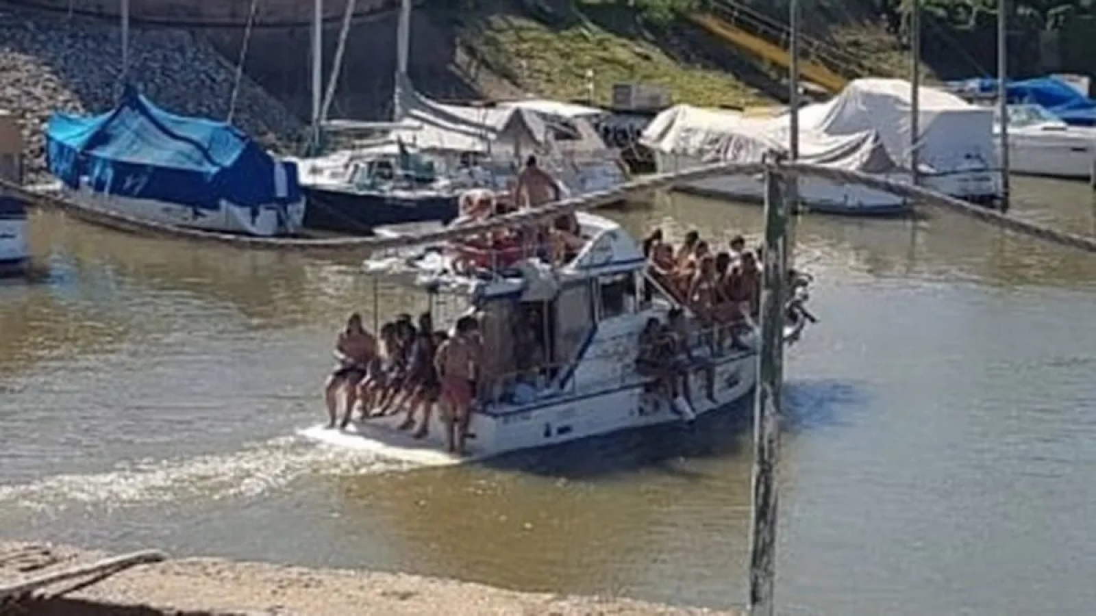 Armaron una fiesta clandestina arriba de un yate y casi se hunde en el Paraná