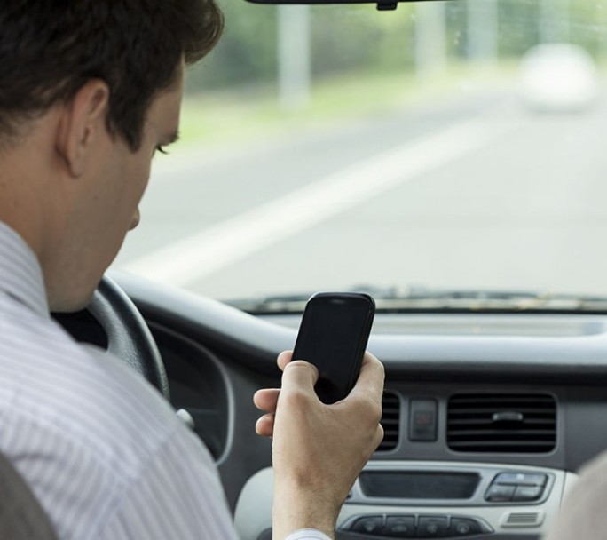 En 13 años se cuadruplicó el número de conductores que manejan mientras usan celular