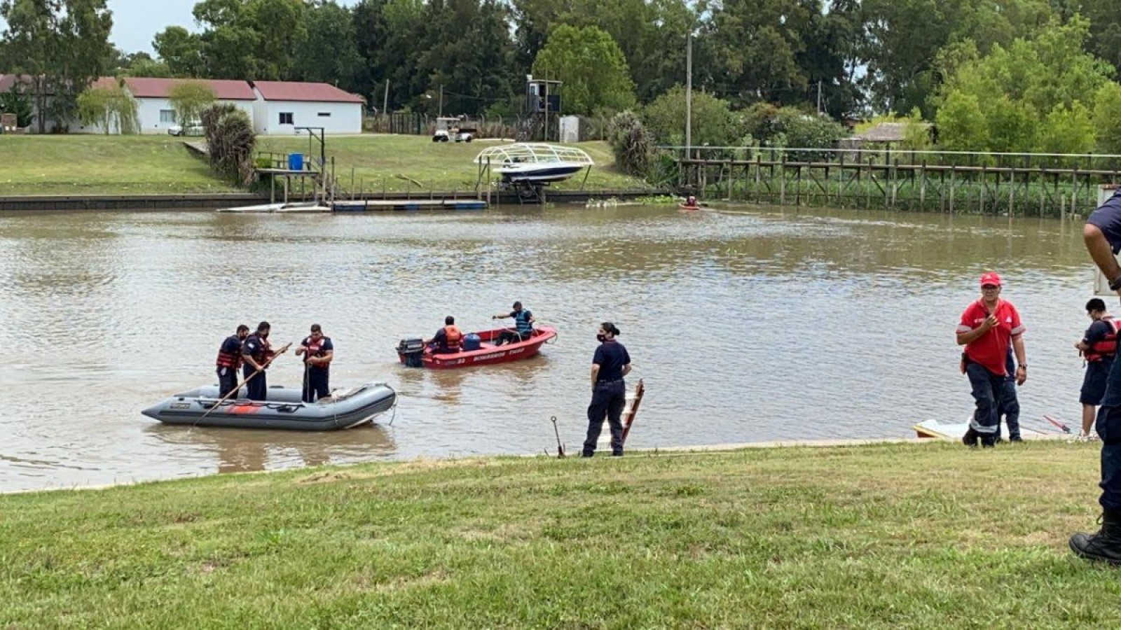 Buscan a un adolescente que se arrojó a un arroyo en un barrio cerrado de Tigre