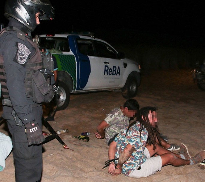 Desactivan una fiesta con alrededor de dos mil personas en la playa