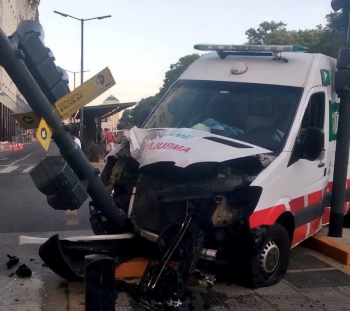 Para evitar un choque, una ambulancia del SAME se incrustó contra un semáforo