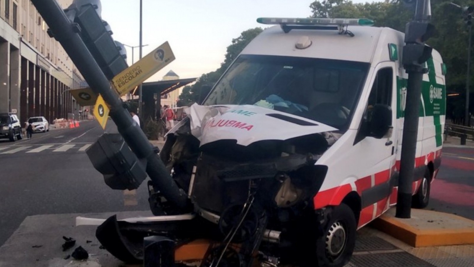 Para evitar un choque, una ambulancia del SAME se incrustó contra un semáforo