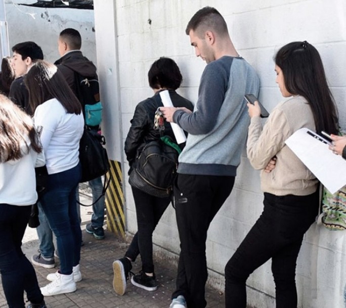 Los jóvenes sin estudios son los más afectados por la caída del empleo