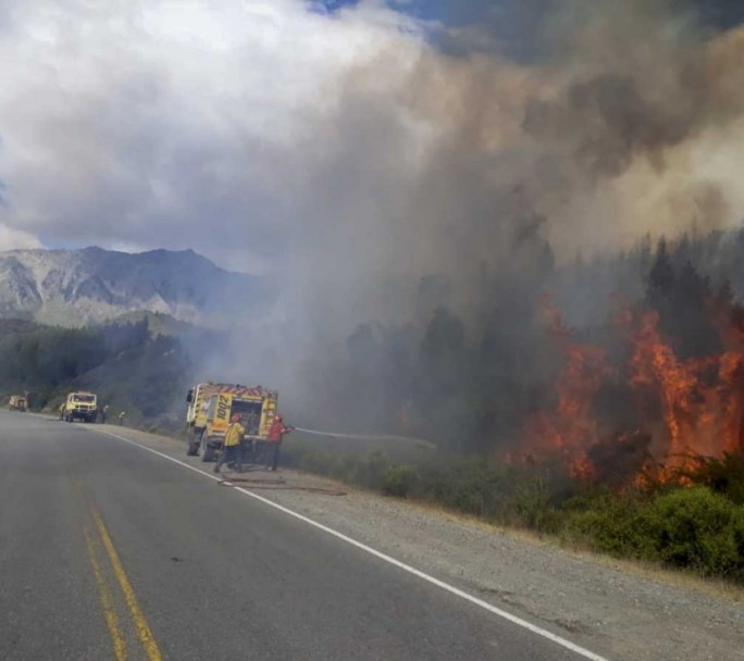 El incendio forestal en El Bolsón pasó el límite provincial con Chubut