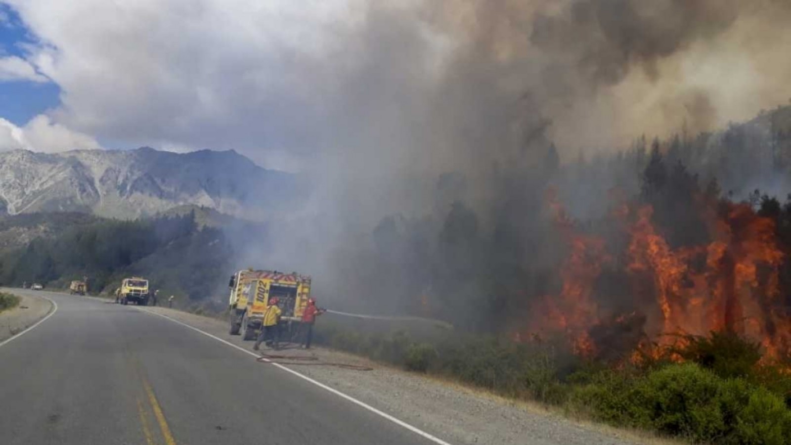 El incendio forestal en El Bolsón pasó el límite provincial con Chubut