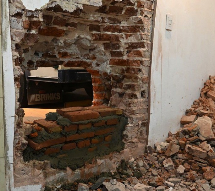 Toman de rehén a una familia y abren un boquete en su casa para robar una empresa de caudales