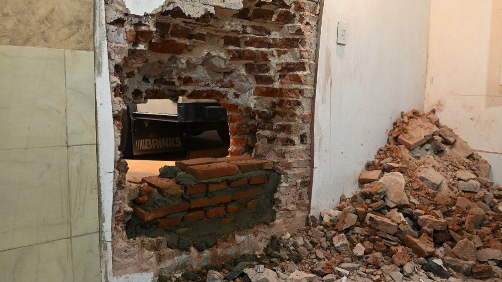 Toman de rehén a una familia y abren un boquete en su casa para robar una empresa de caudales