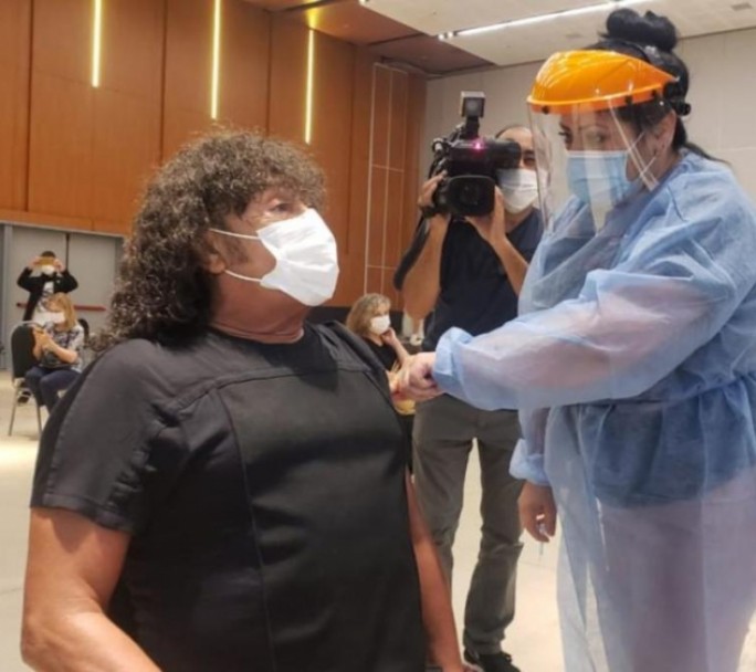 La 'Mona' Jiménez se dio la vacuna: "No puedo ser un VIP porque soy del pueblo"