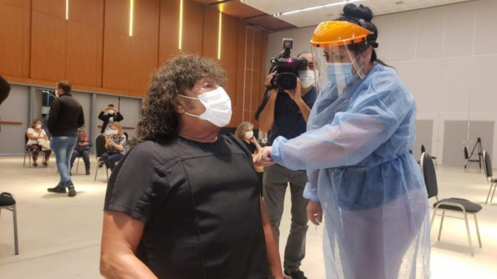 La 'Mona' Jiménez se dio la vacuna: "No puedo ser un VIP porque soy del pueblo"