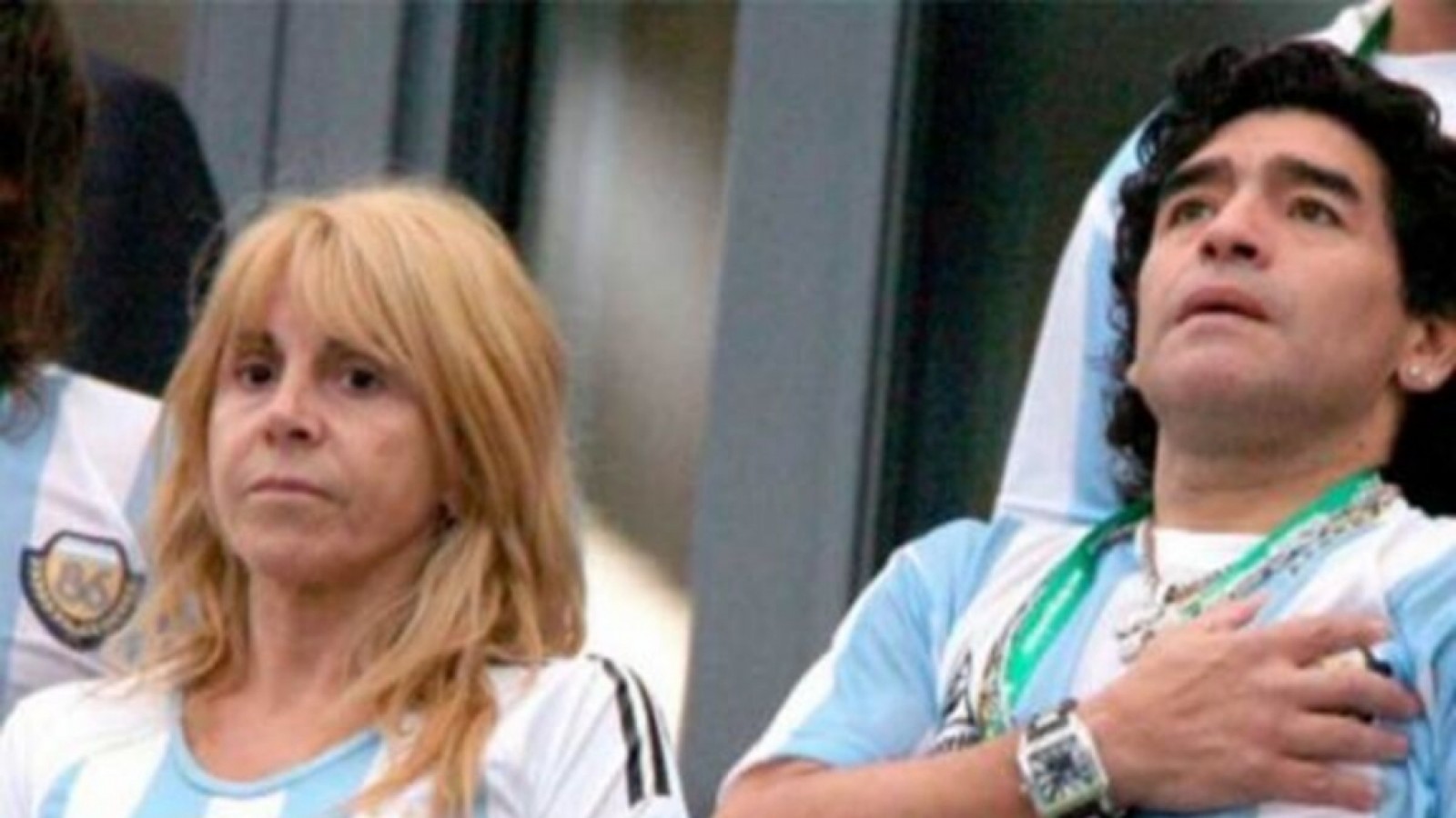 Un abogado se quedaría con un porcentaje de las camisetas de Maradona que tiene Claudia Villafañe