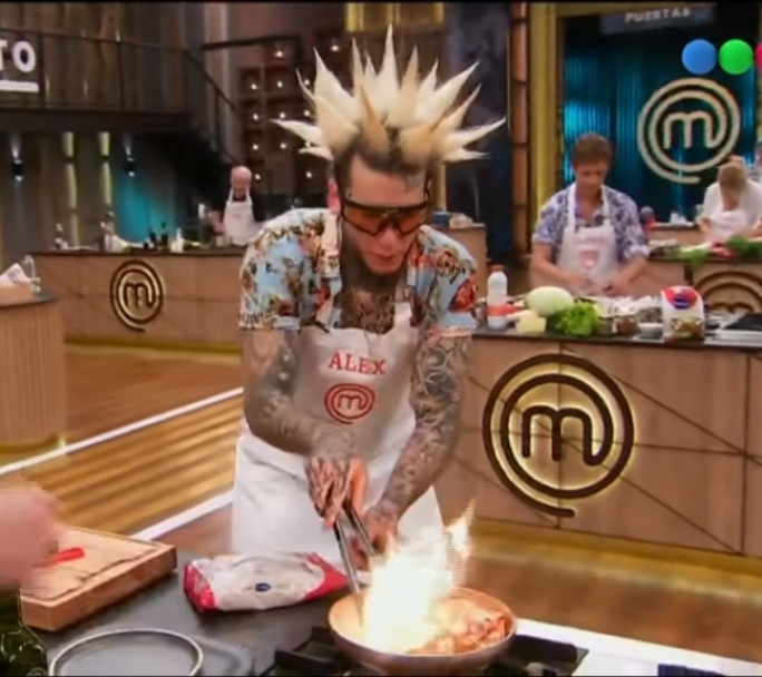 Alexander Caniggia casi prende fuego la cocina de "MasterChef"
