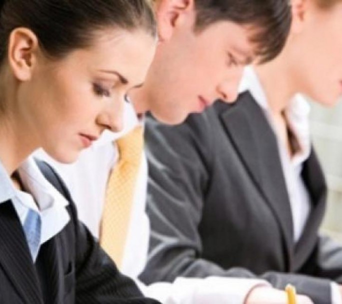 Afirman que las mujeres ganan menos que los hombres