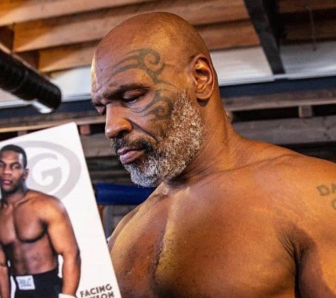 Mike Tyson criticó a Mayweather por pelear con un rival de mayor peso