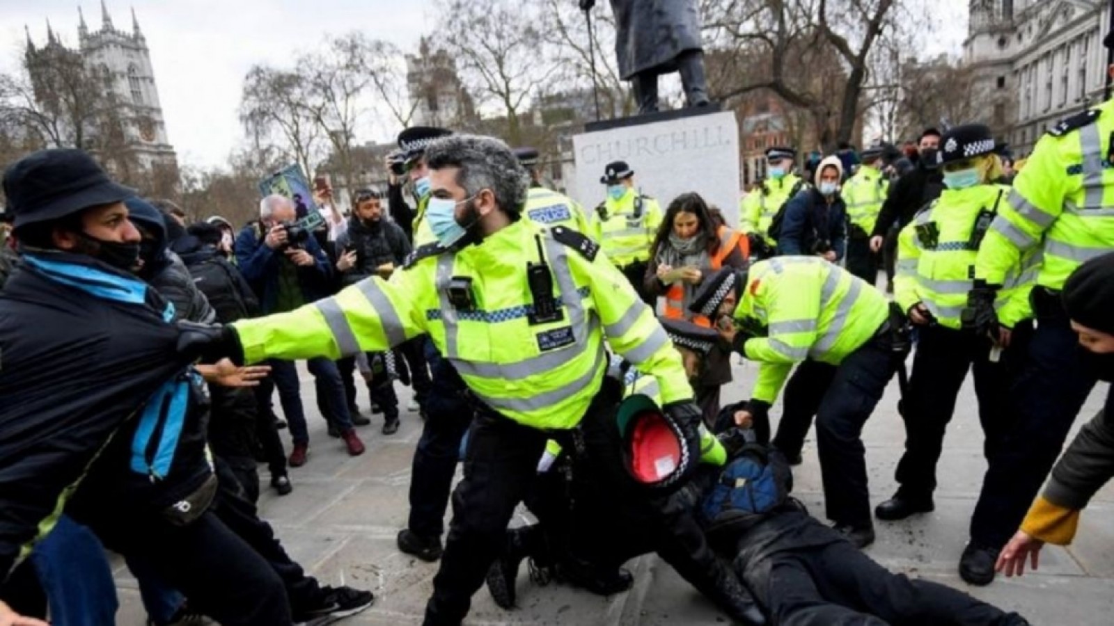Protestas en Londres terminan con más de un centenar de detenidos
