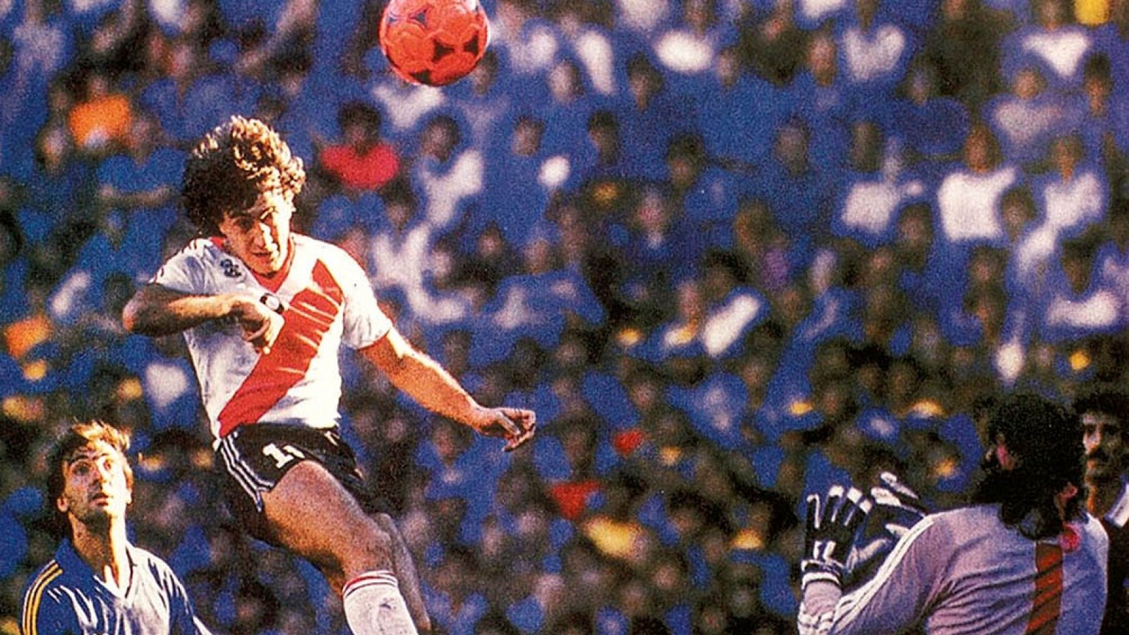 A 35 años de la pelota naranja, los goles de Alonso y la vuelta en la Bombonera