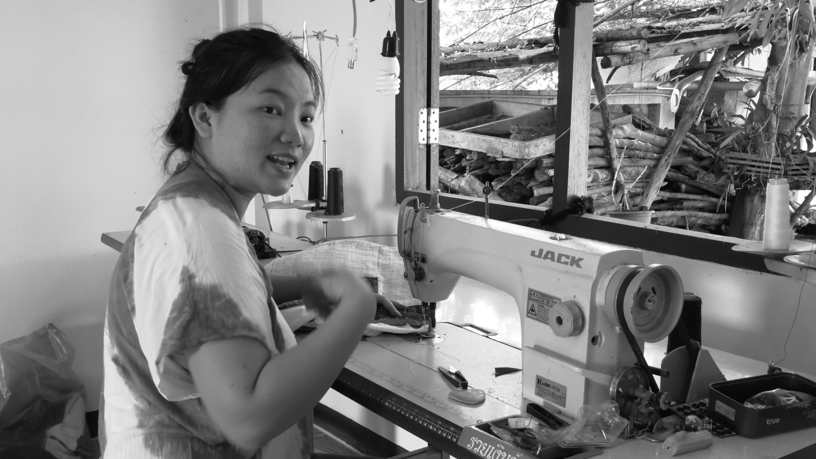 "¿Quién hace tu ropa?", el libro que vincula grandes marcas con talleres ilegales