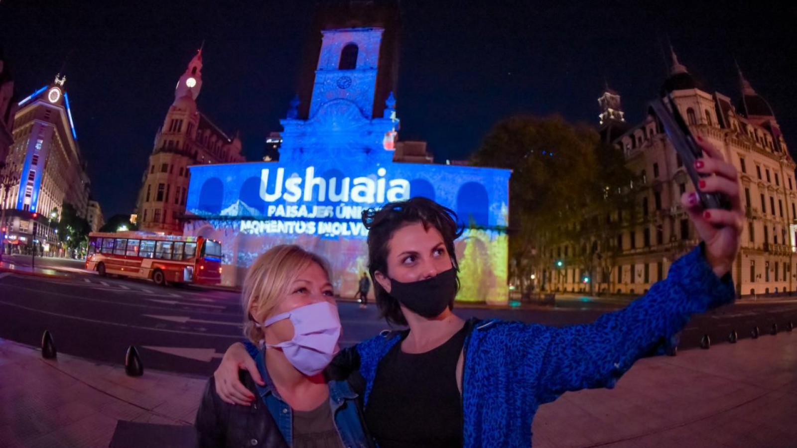 Ushuaia lanzó su oferta turística para el Invierno con un video mapping en el Cabildo