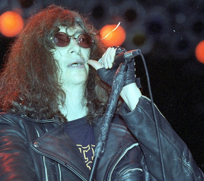 A 20 años de la muerte de Joey Ramone, la voz líder de una disfuncional "familia" musical