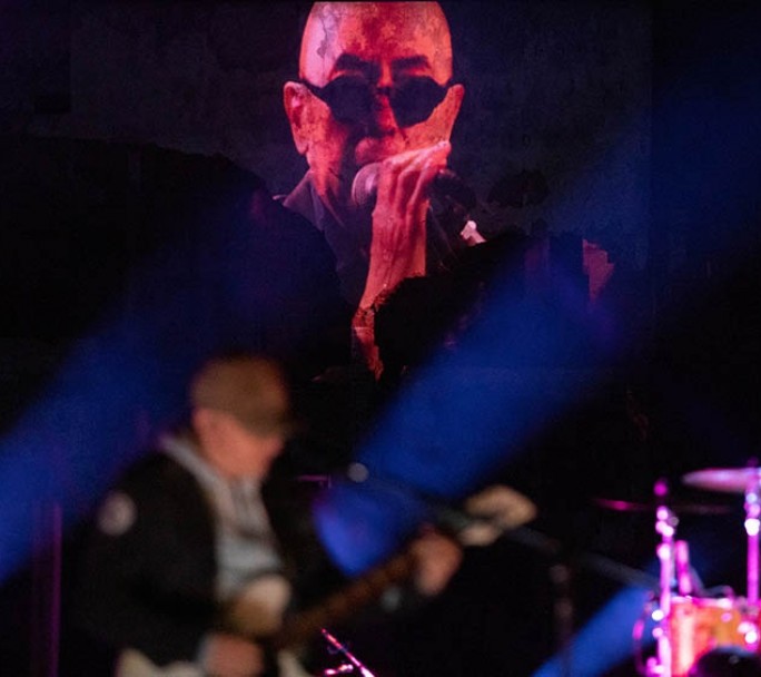 El Indio Solari sorprendió con dos estrenos en el show virtual de su banda