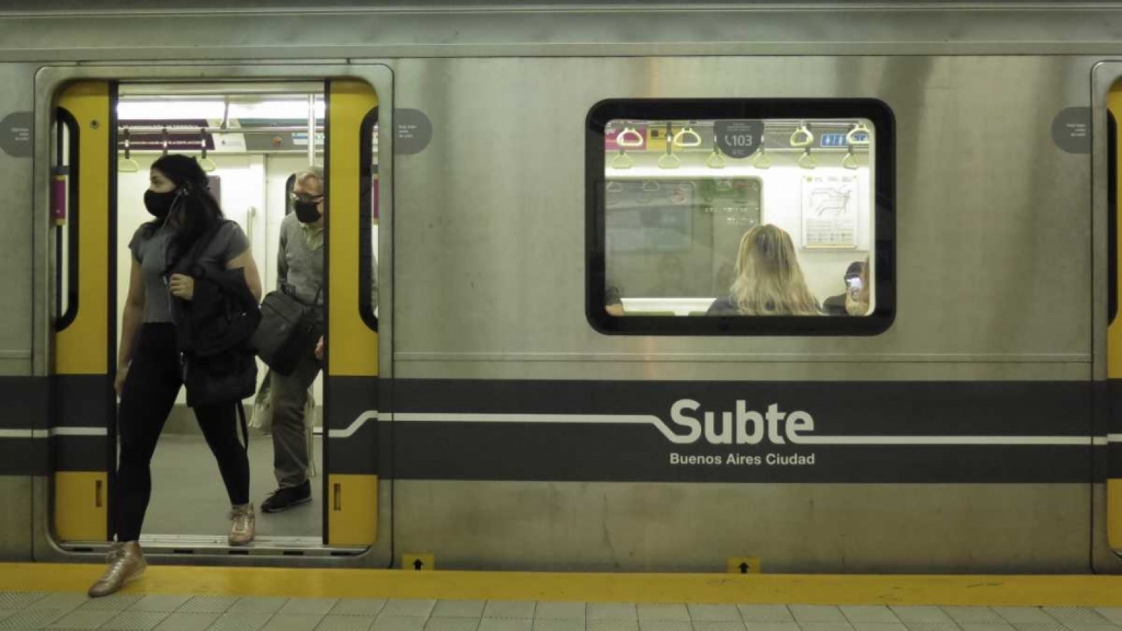 Golpe al bolsillo: Aumentaron los peajes porteños y el subte