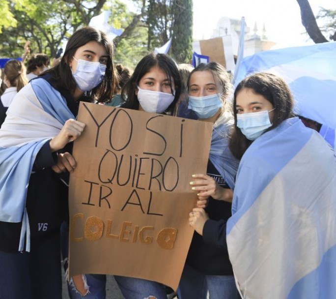 Clases presenciales en CABA, abrazos simbólicos en el Conurbano y protesta de padres en Olivos