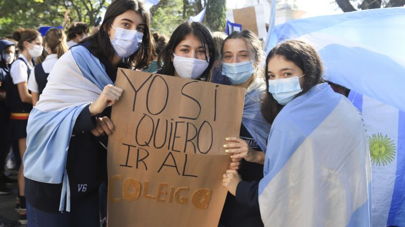 Clases presenciales en CABA, abrazos simbólicos en el Conurbano y protesta de padres en Olivos