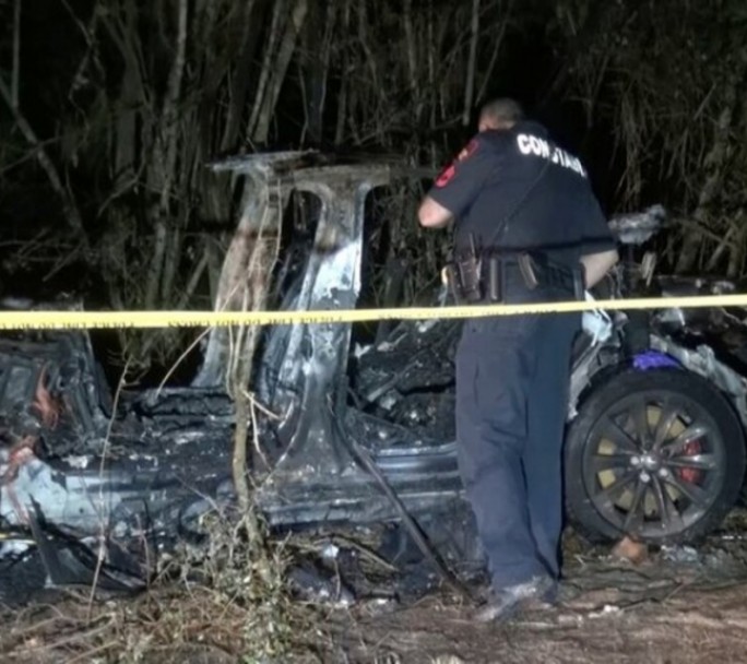 Un accidente de un auto Tesla "sin nadie al volante" dejó dos muertos en EEUU