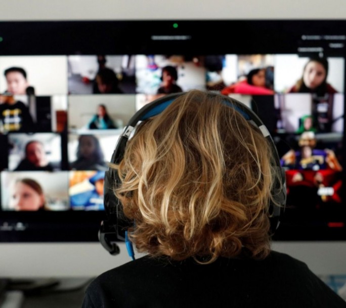 Estaba en clase por Zoom, se desmuteó y avisó: "Nos están robando en casa"