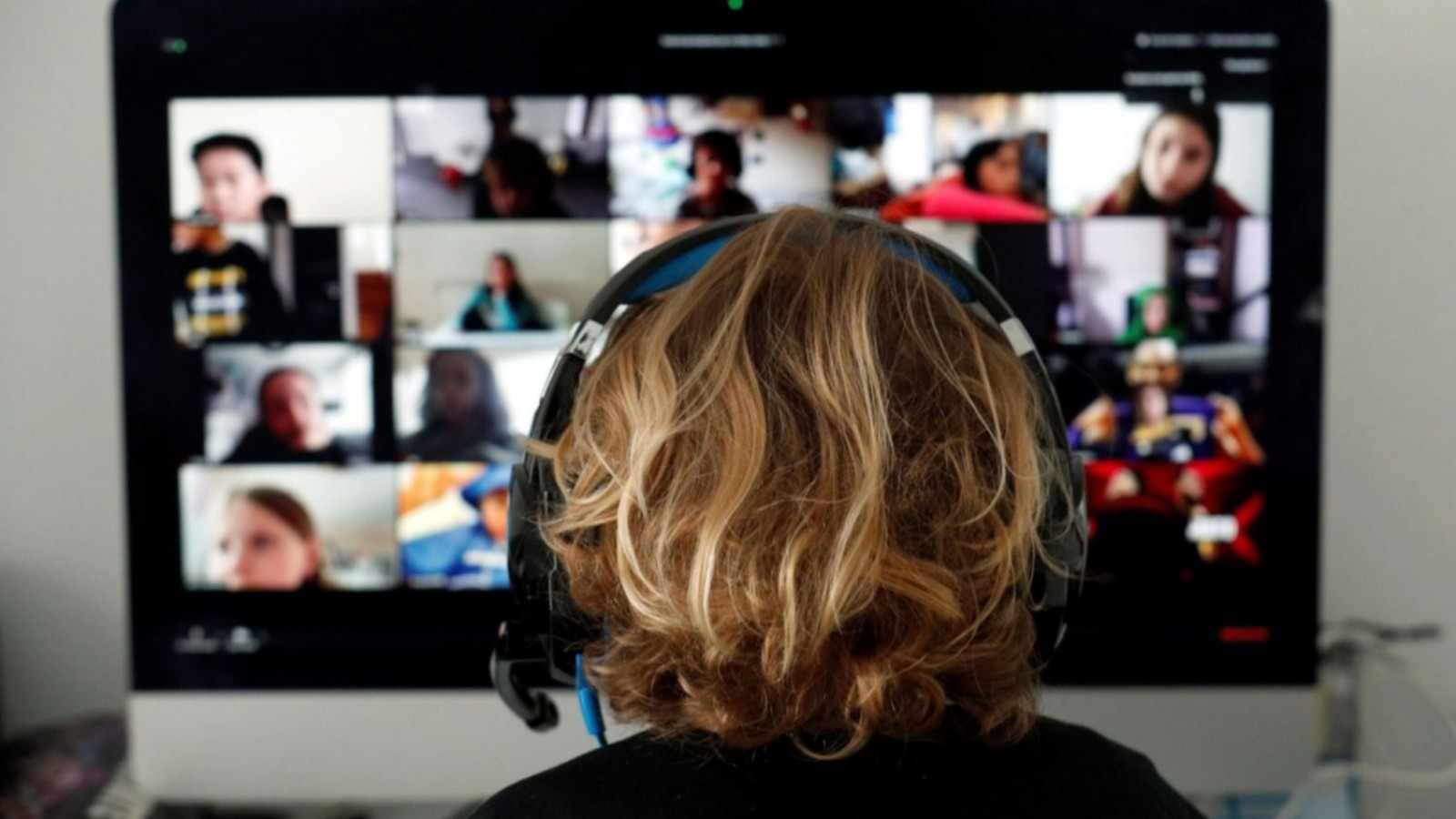 Estaba en clase por Zoom, se desmuteó y avisó: "Nos están robando en casa"