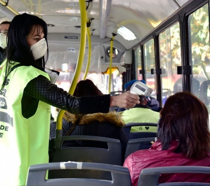 No hablar y abrir ventanillas en ambientes cerrados y en el transporte