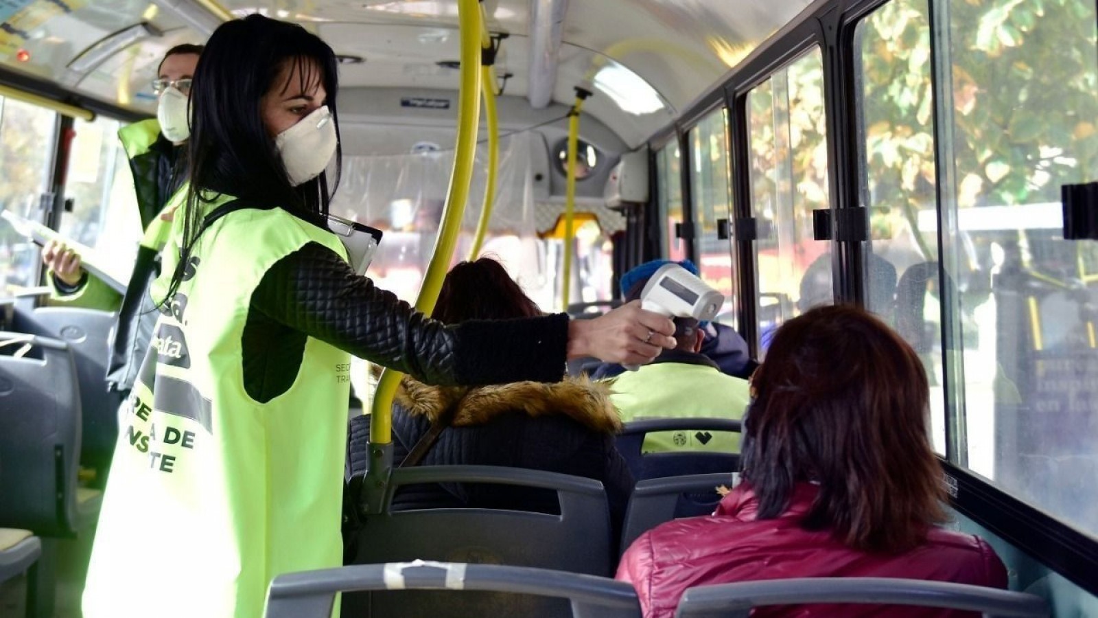No hablar y abrir ventanillas en ambientes cerrados y en el transporte