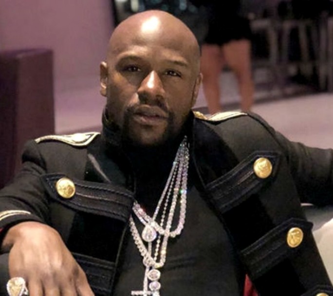 Floyd Mayweather vuelve a pelear en una exhibición ante un famoso youtuber