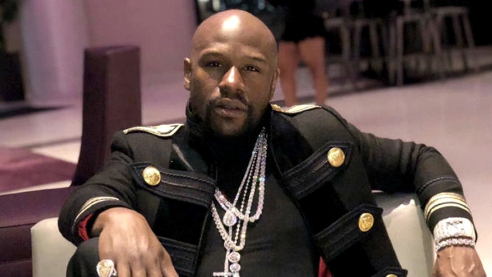 Floyd Mayweather vuelve a pelear en una exhibición ante un famoso youtuber