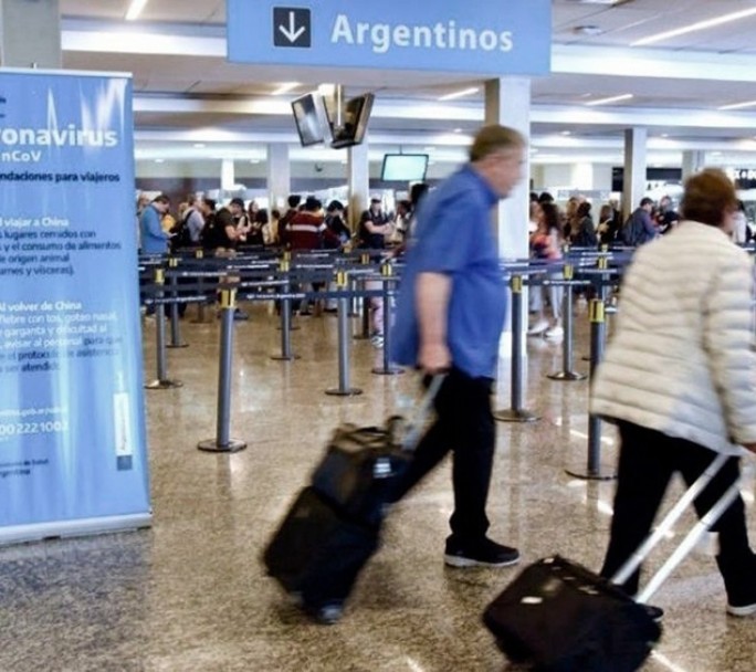 Un pasajero que llegó de Miami quedó detenido por ocultar que tenía coronavirus