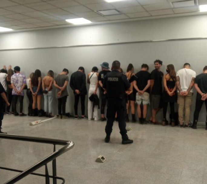 Desbarataron fiestas clandestinas en la Villa Fraga de Chacarita y en Morón