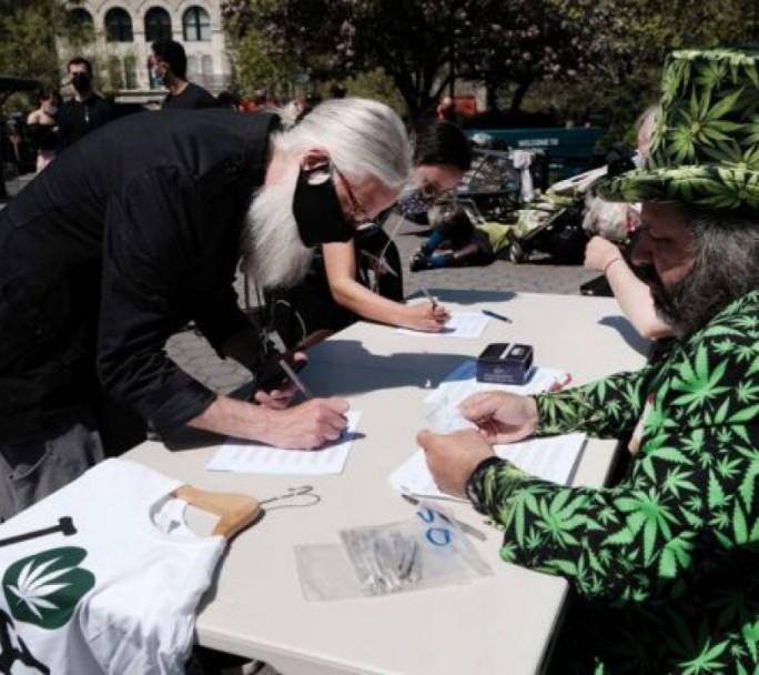 Ofrecen cerveza, donas y marihuana gratis para los reacios a vacunarse