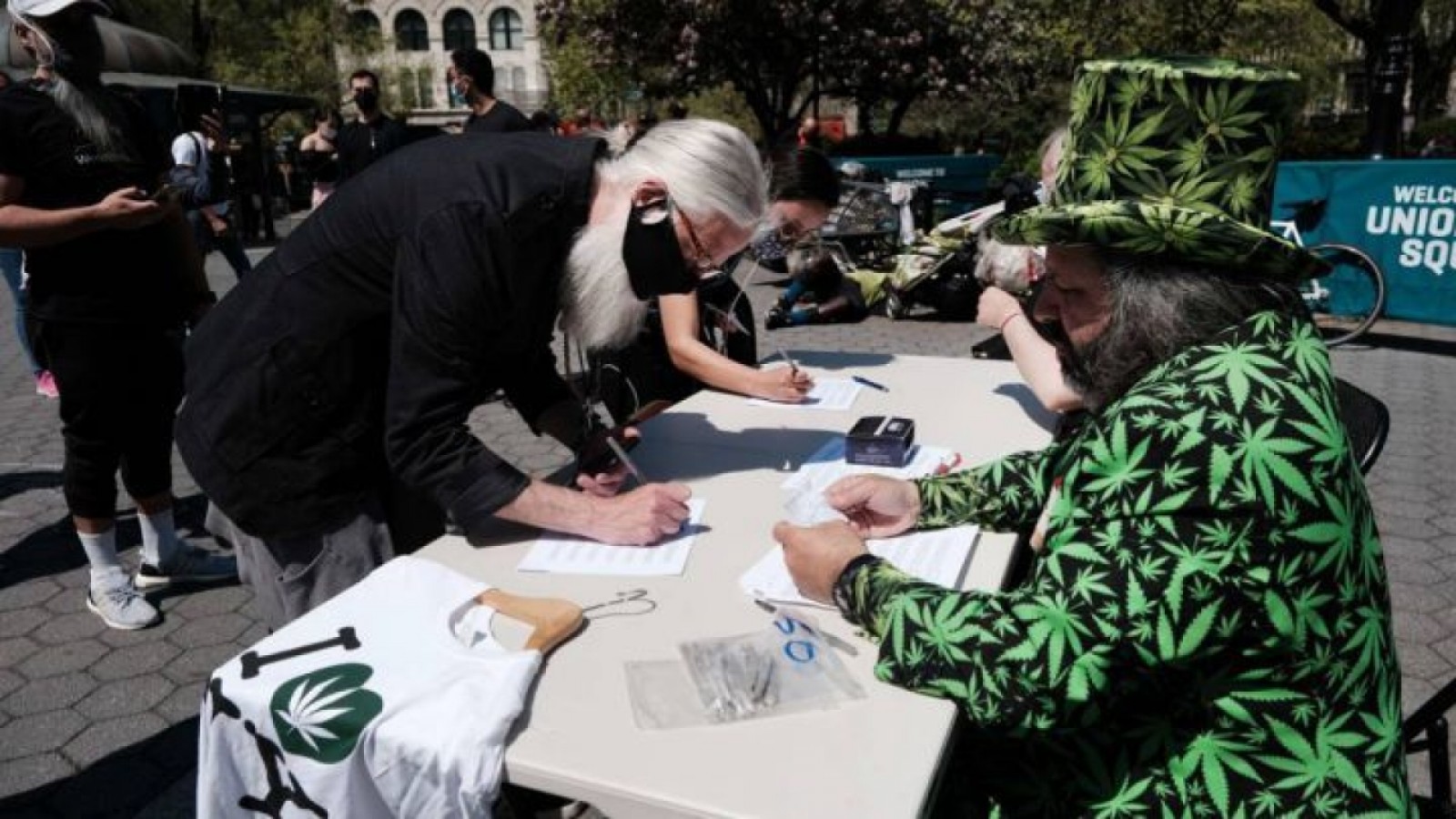 Ofrecen cerveza, donas y marihuana gratis para los reacios a vacunarse