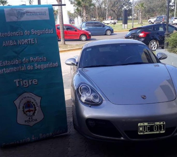 Golpeó a su pareja, escapó en un Porsche con dinero y lo detuvieron