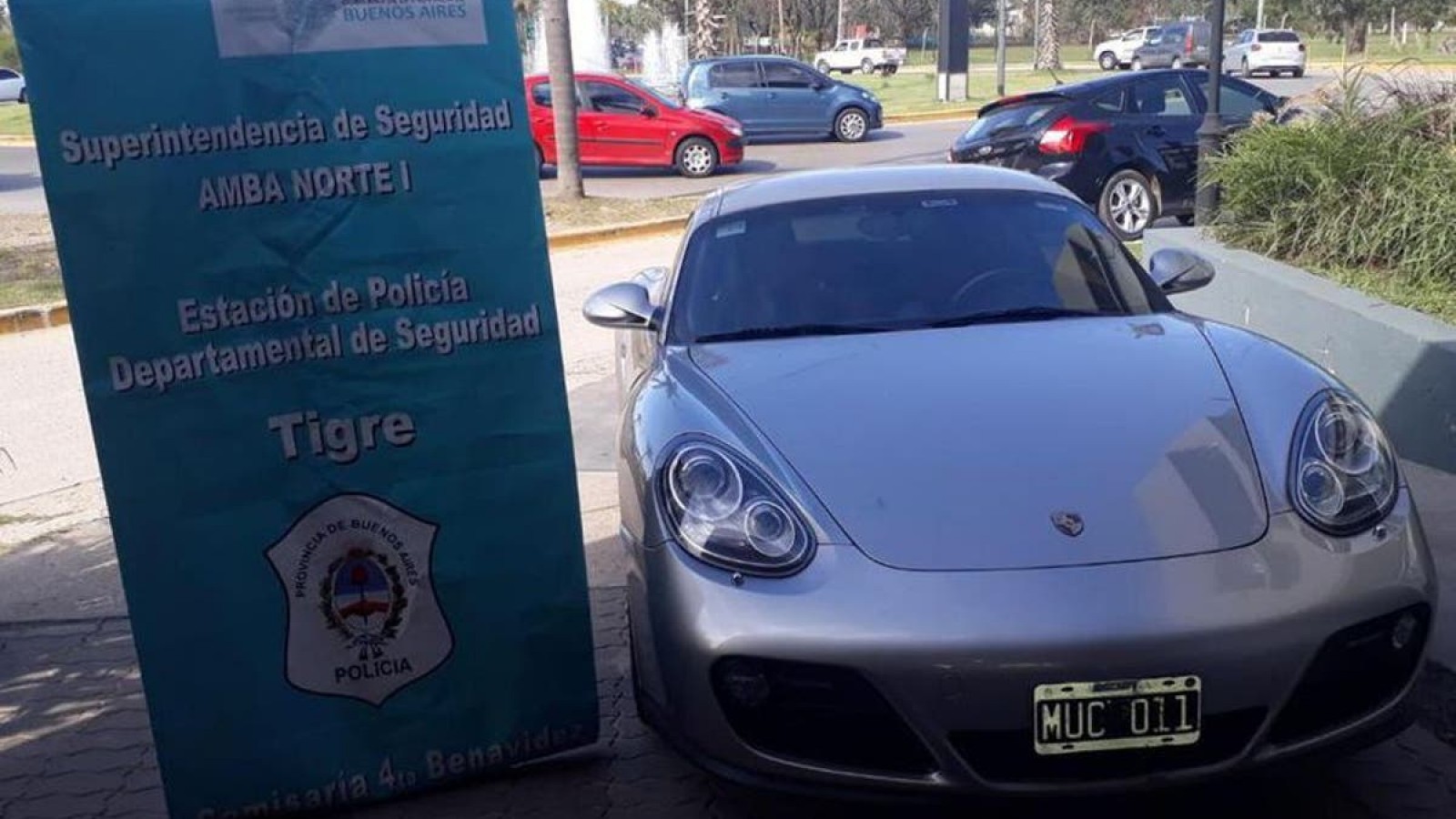 Golpeó a su pareja, escapó en un Porsche con dinero y lo detuvieron