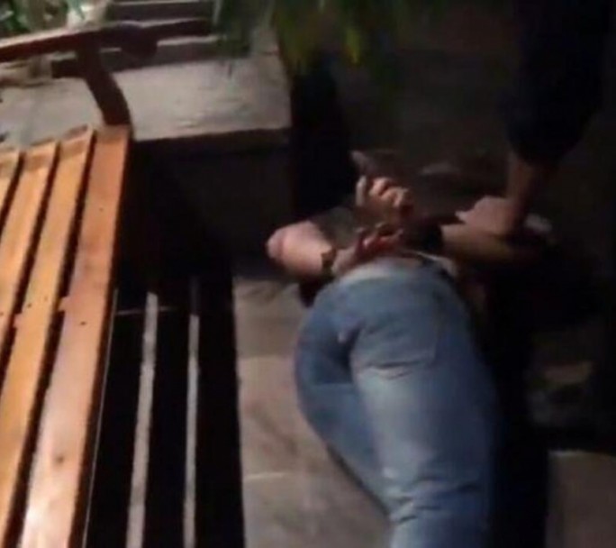 Otra vez violencia en Kansas: un hombre agredió a un mozo y fue detenido