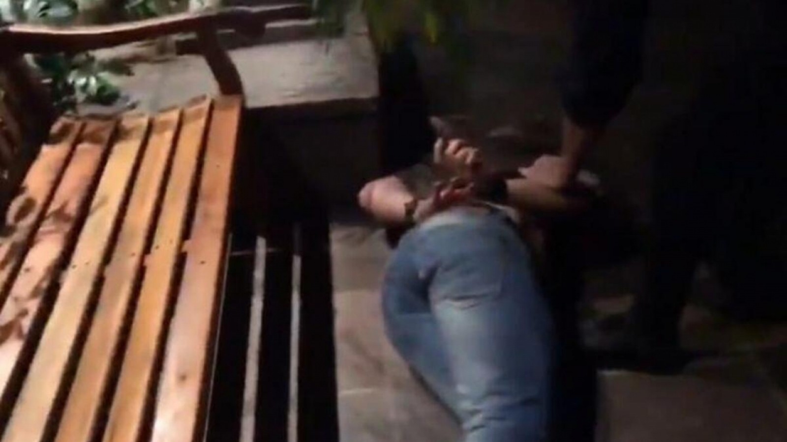 Otra vez violencia en Kansas: un hombre agredió a un mozo y fue detenido