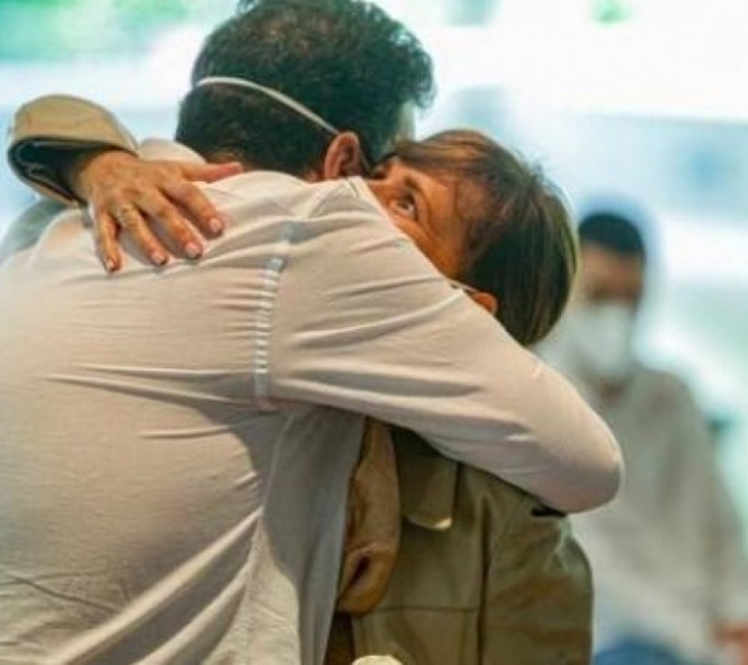 Vuelven los abrazos entre familiares y amigos en el Reino Unido