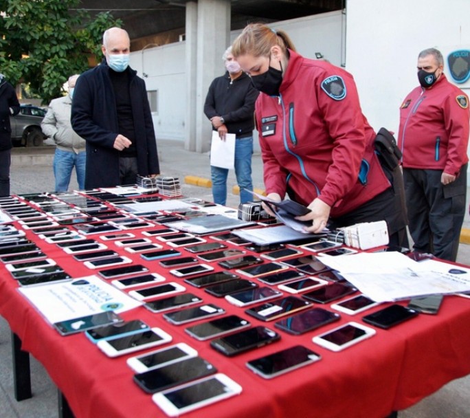 Devolvieron a sus dueños los celulares que les robaron en la ciudad de Buenos Aires