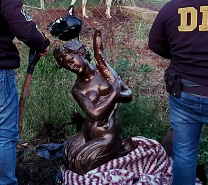 Encontraron enterrada en un campo una estatua robada de una plaza