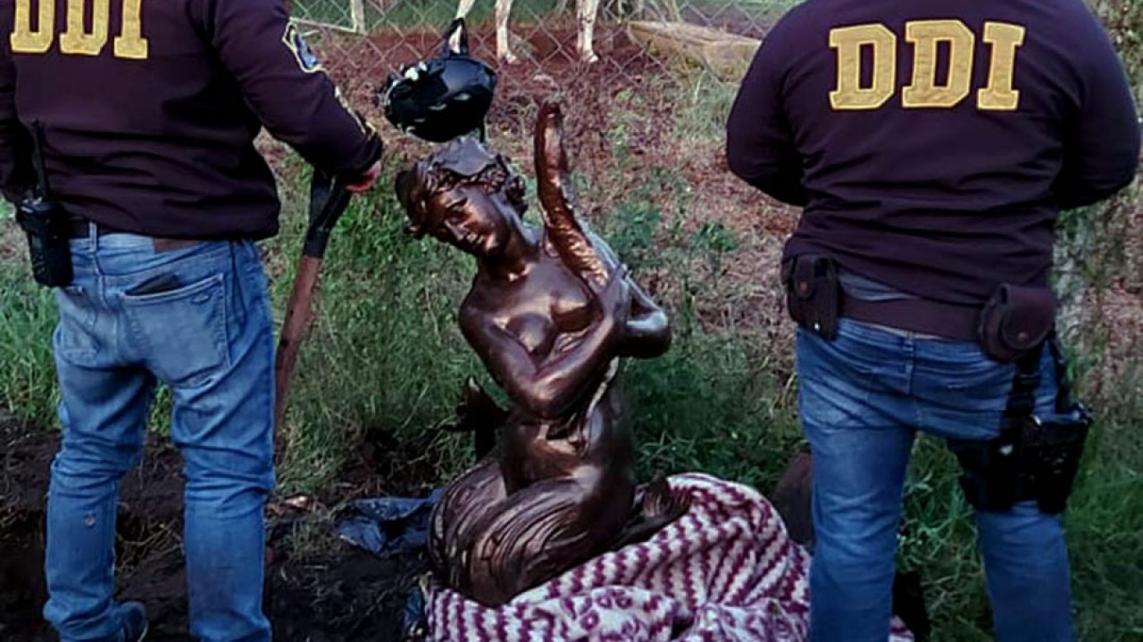 Encontraron enterrada en un campo una estatua robada de una plaza