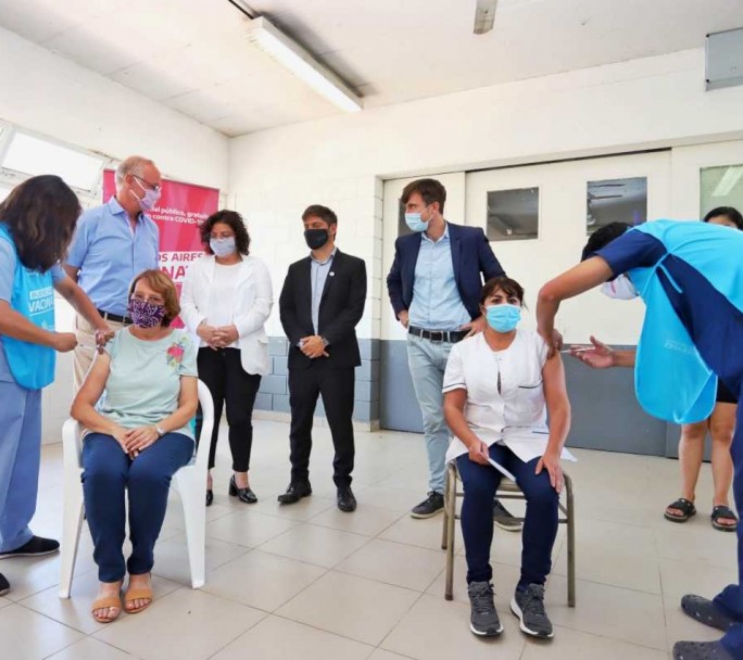 Estiman que las personas de entre 18 y 40 años podrían empezar a vacunarse en septiembre