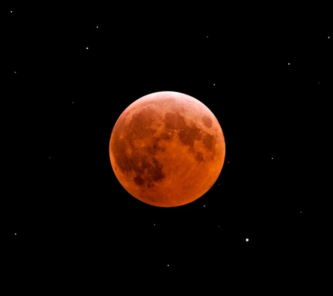 Un eclipse de luna roja cambió la fisonomía del cielo