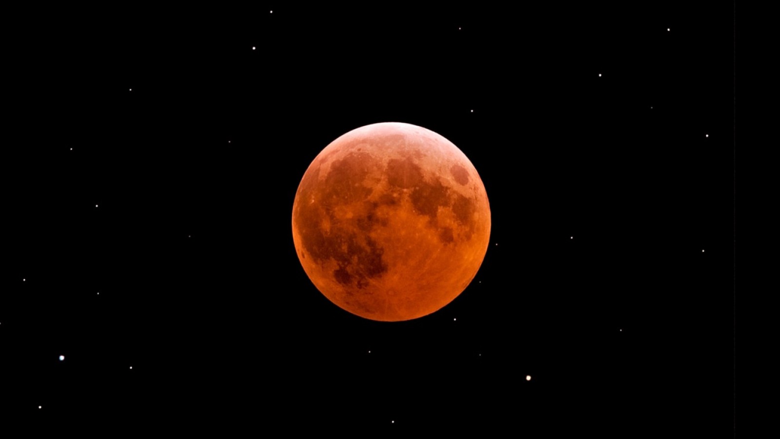 Un eclipse de luna roja cambió la fisonomía del cielo